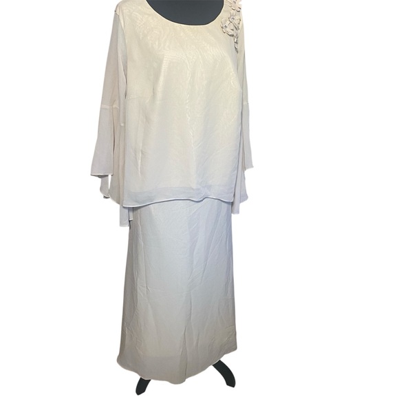 Dresses & Skirts - Women's Formal Two piece Gown For Elegant Occasions In‎ Cream Sz 18w